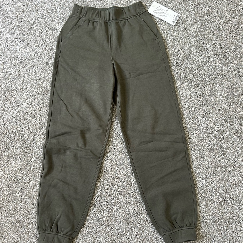 Lululemon women’s Relaxed HR Jogger size 2 in carob brown